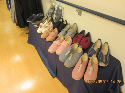 たくさんの靴が並ぶ様子