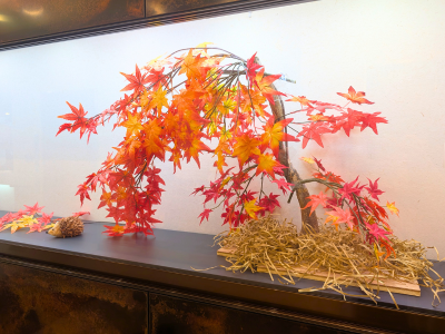 紅葉をイメージした装飾がされたエントランス