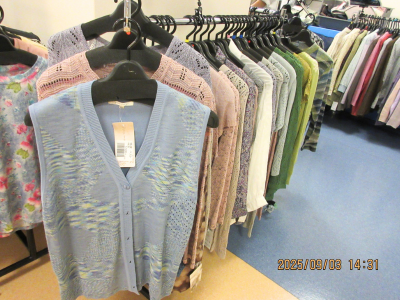 たくさんの服が並ぶ様子