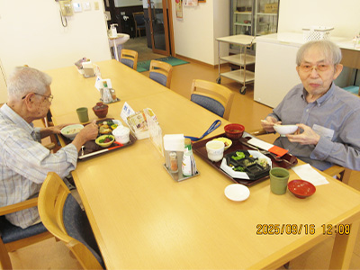 お祝い弁当を召し上がるご利用者様