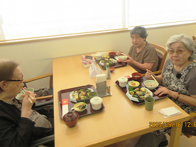 お祝い弁当を召し上がるご利用者様2