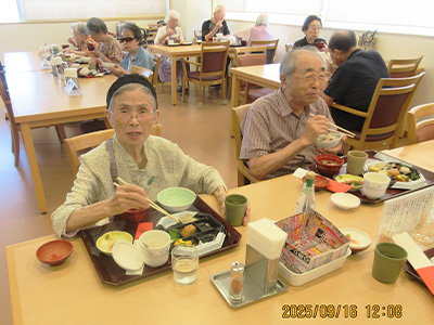 お祝い弁当を召し上がるご利用者様3