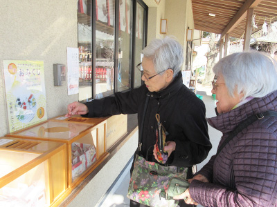 おみくじを引く様子
